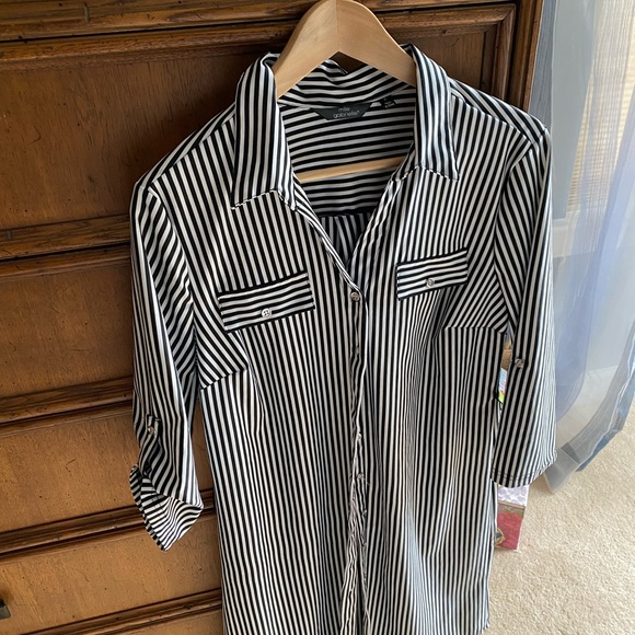 Beautiful button front dress - Picture 2 of 15